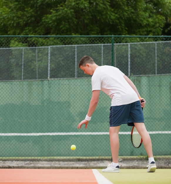 Giovane tennista che sta per servire