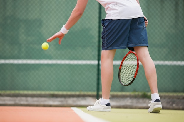 Giovane tennista che sta per servire