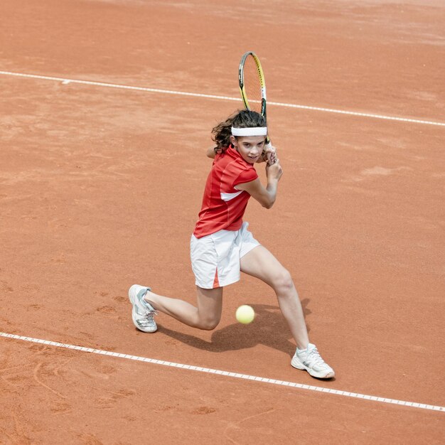 Giovane tennista in azione