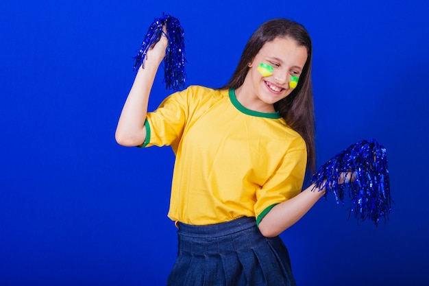 Giovane tifosa di calcio brasiliana con in mano un pompon da cheerleader