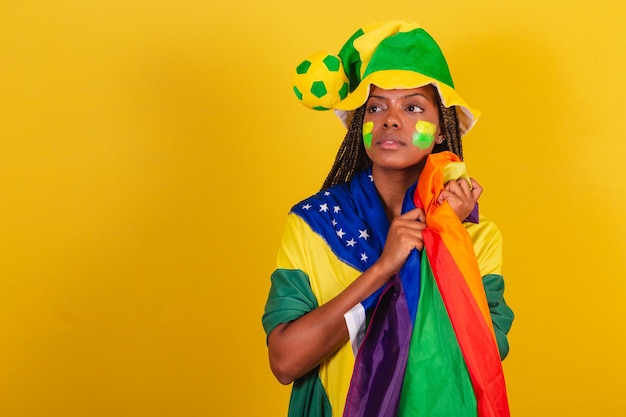 Giovane tifosa di calcio brasiliana donna nera Holding LGBTQ Flag Militancy LGBT Pride diversità lesbica