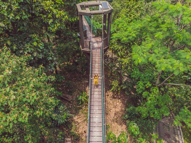 Giovane turista al ponte sospeso di capilano kuala lumpur forest ecopark vista areial