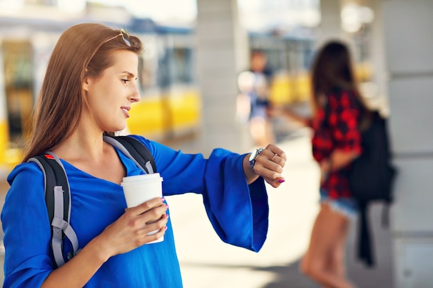 giovane turista alla stazione ferroviaria della piattaforma train