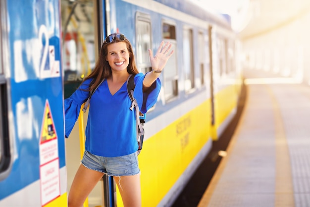 giovane turista alla stazione ferroviaria della piattaforma train