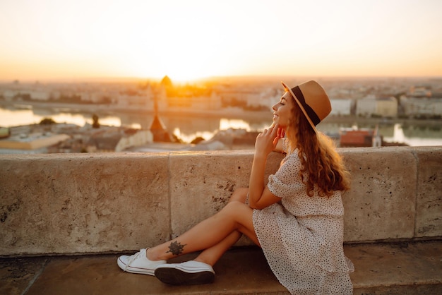 Giovane turista che guarda la vista panoramica della città al tramonto Stile di vita viaggio vita attiva