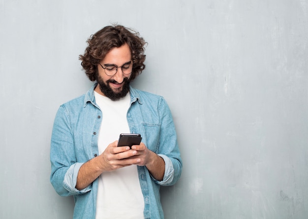 Giovane turista con un telefono cellulare