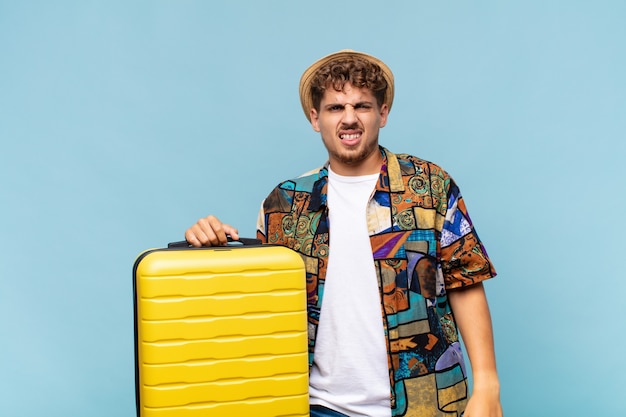 giovane turista con una valigia