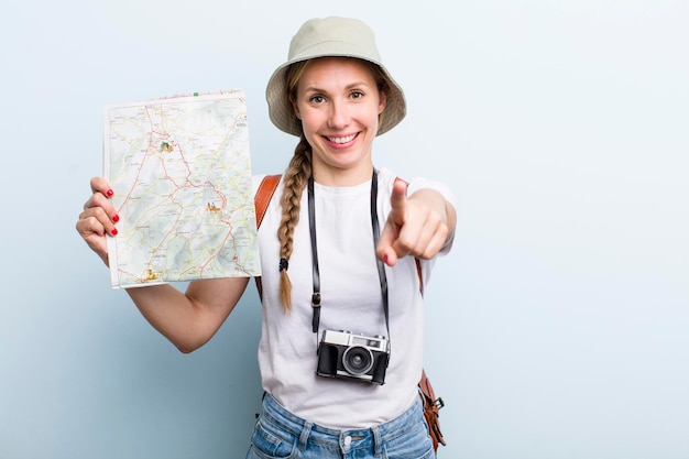 Giovane turista donna bionda adulta con un concetto di vacanze mappa