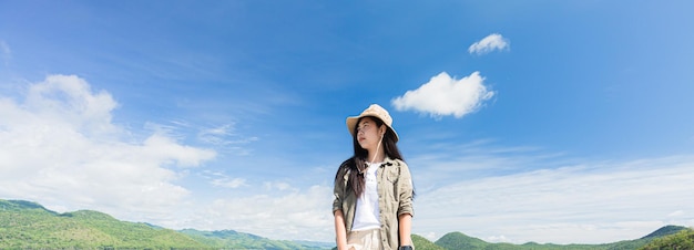 giovane turista e attività lacustre giovane donna che guarda il binocolo nel parco naturale Viaggiatore turistico