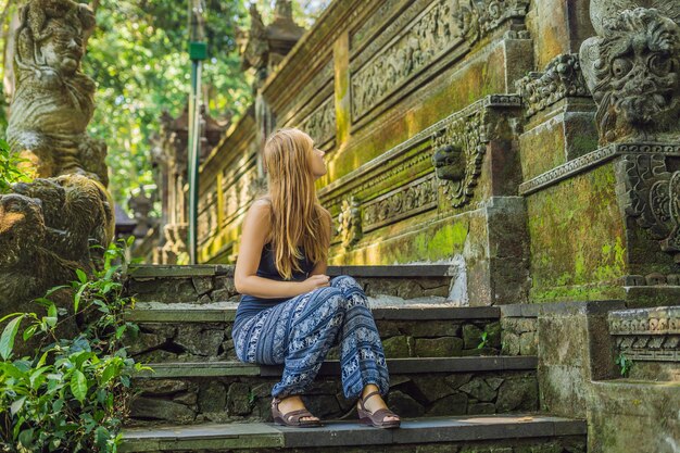 Giovane turista esplora la Foresta delle scimmie a Ubud, Bali, Indonesia.