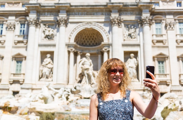 Giovane turista fa selfie alla Fontana di Trevi Roma Italia Concetto di viaggio