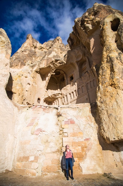 Giovane turista felice viaggiatore donna godendo di una vacanza in rovine di pietra grotte Cappadocia Turchia