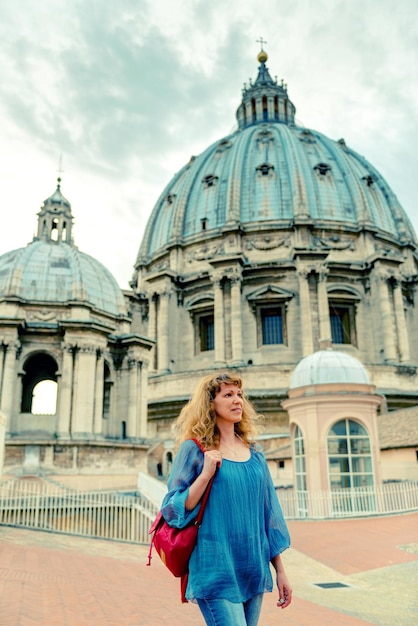 Giovane turista femminile cammina attraverso il tetto della Basilica di San Pietro a Roma