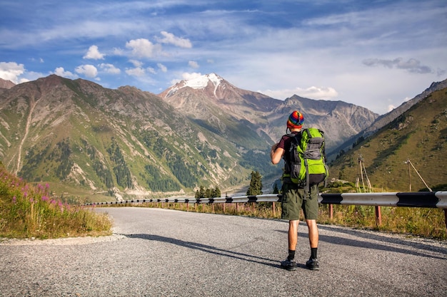 Giovane turista in montagna