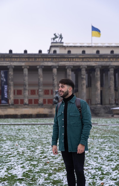 Giovane turista maschio che visita Berlino davanti al monumento storico