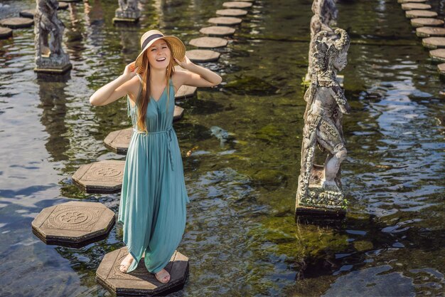 Giovane turista nel parco acquatico Taman Tirtagangga Water Palace Bali Indonesia