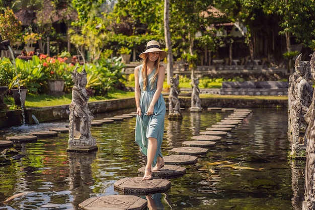 Giovane turista nel parco acquatico Taman Tirtagangga Water Palace Bali Indonesia