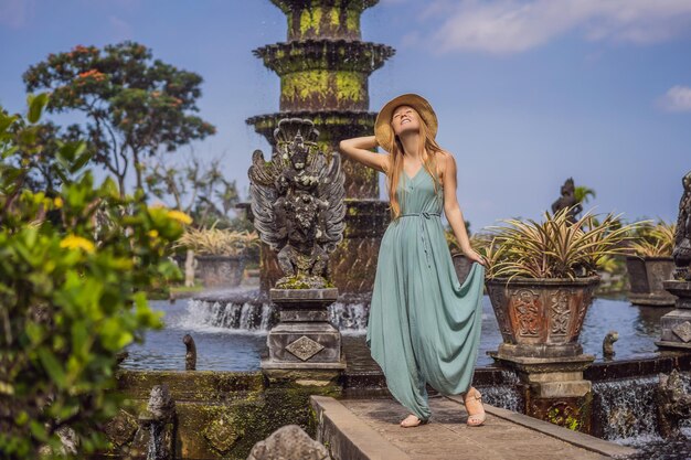 Giovane turista nel parco acquatico Taman Tirtagangga Water Palace Bali Indonesia