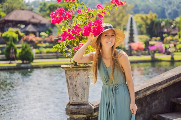 Giovane turista nel parco acquatico Taman Tirtagangga Water Palace Bali Indonesia