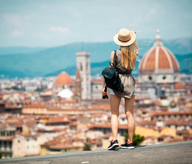 Giovane turista sorridente attraente della ragazza in cappello che esplora la città della nuova Europa alle vacanze estive