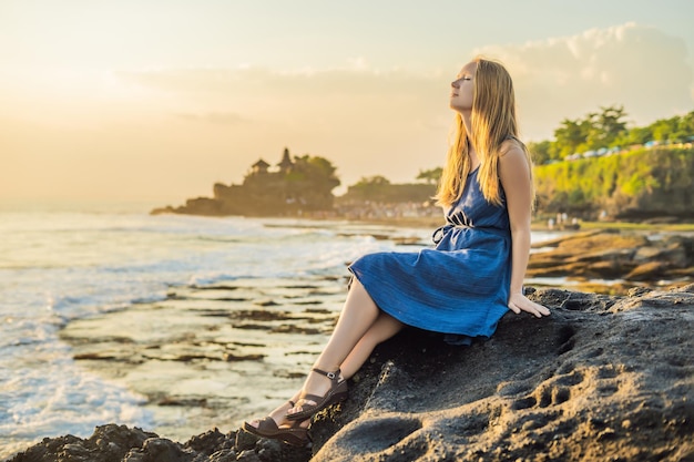 Giovane turista sullo sfondo di Tanah Lot - Tempio nell'Oceano. Bali, Indonesia