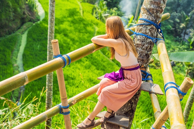 Giovane turista sullo sfondo di terrazze di riso, Ubud, Bali, Indonesia.