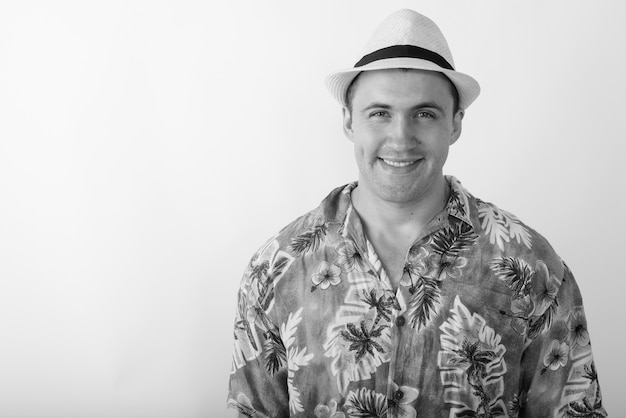 giovane turista uomo che indossa la camicia hawaiana pronto per le vacanze. Foto in bianco e nero