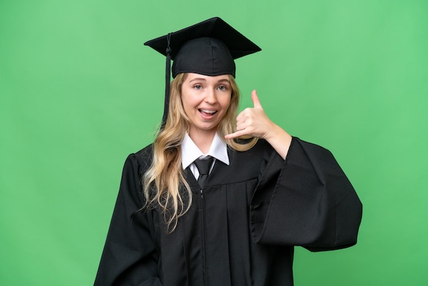 Giovane università inglese donna laureata su sfondo isolato facendo il gesto del telefono Call me back segno