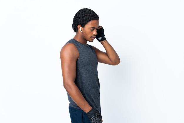 Giovane uomo afroamericano con trecce isolato su musica d'ascolto parete viola