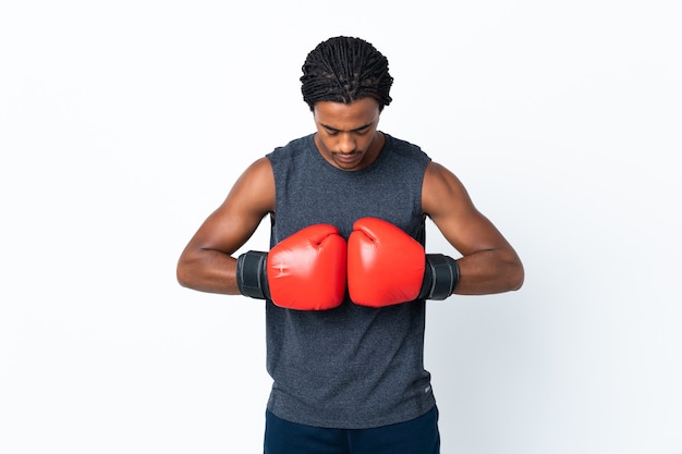 Giovane uomo afroamericano con trecce su viola con guantoni da boxe