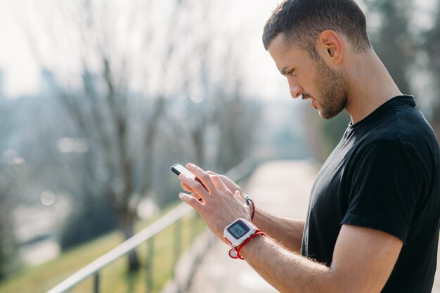 Giovane uomo all&#39;aperto utilizzando smart phone