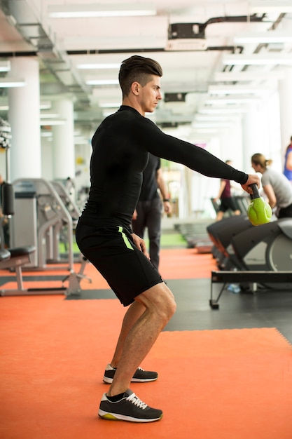 Giovane uomo allenamento in palestra