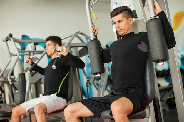 Giovane uomo allenamento in palestra