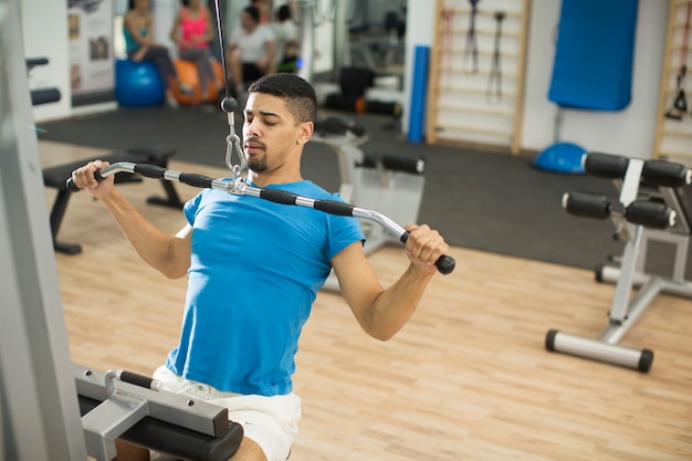 Giovane uomo allenamento in palestra