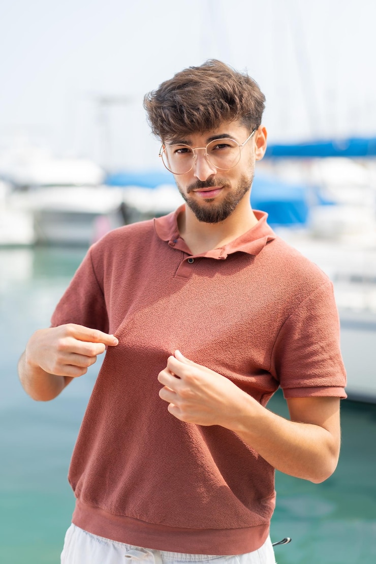 Foto giovane uomo arabo bello all'aperto orgoglioso di se stesso