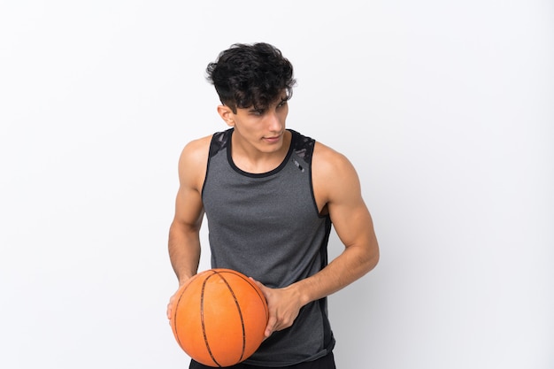 Giovane uomo argentino che gioca a basket