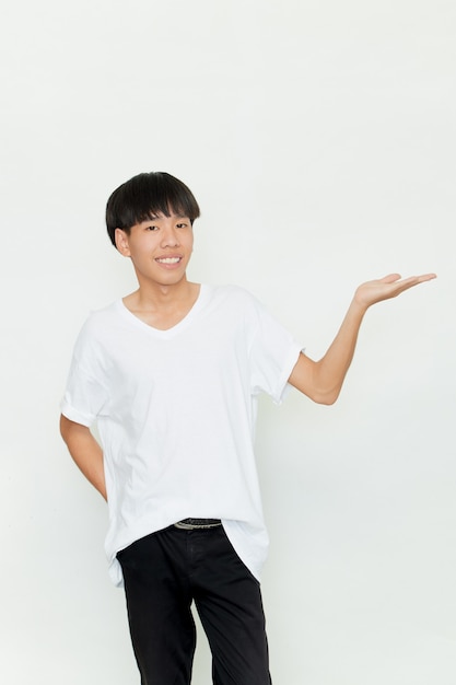 Giovane uomo asiatico bello in una maglietta bianca