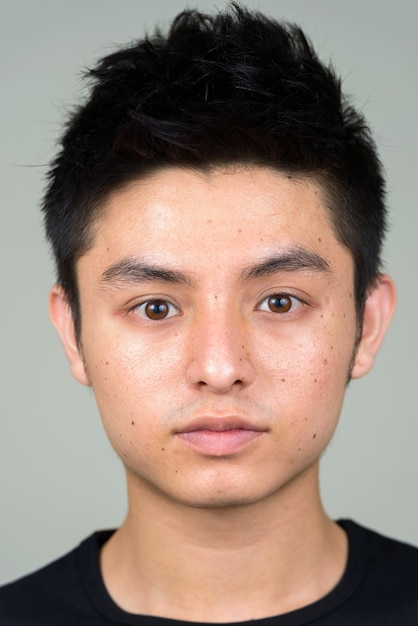 giovane uomo asiatico bello
