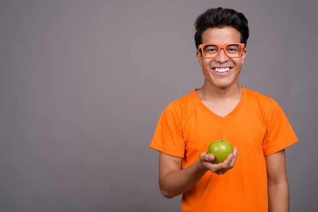 giovane uomo asiatico che indossa camicia arancione