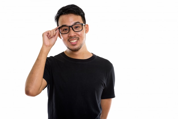 giovane uomo asiatico felice che sorride mentre si tengono gli occhiali
