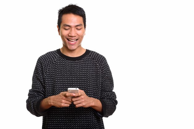 giovane uomo asiatico felice sorridente mentre si utilizza il telefono cellulare