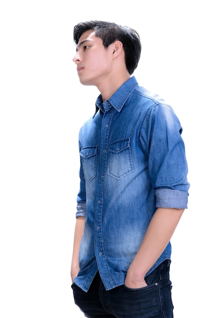 Giovane uomo asiatico in camicia di jeans blu