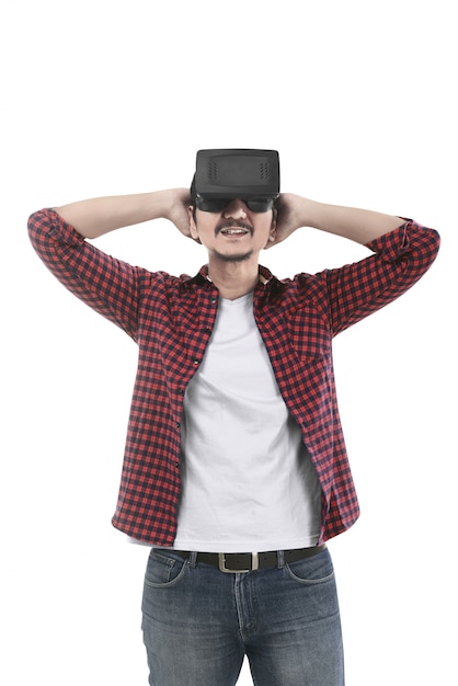 Giovane uomo asiatico vivendo la realtà virtuale attraverso un auricolare VR