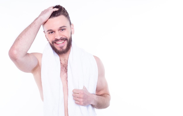 Giovane uomo barbuto bello dopo il bagno con un asciugamano bianco Foto isolata del giovane ragazzo nudo
