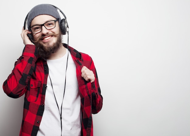 Giovane uomo barbuto che ascolta la musica