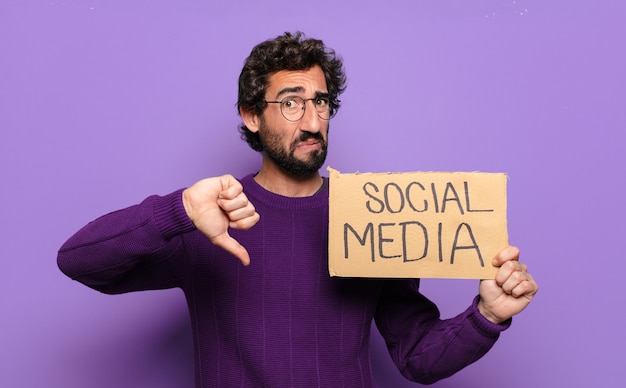 Giovane uomo barbuto con banner di social media