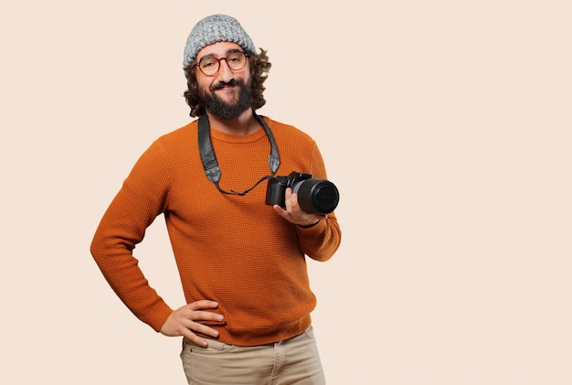 Giovane uomo barbuto con macchina fotografica