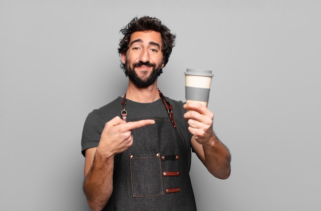 Giovane uomo barbuto con un caffè da asporto