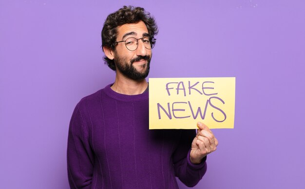 giovane uomo barbuto fake news concept