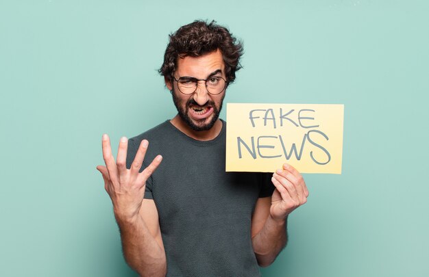 Giovane uomo barbuto fake news concept